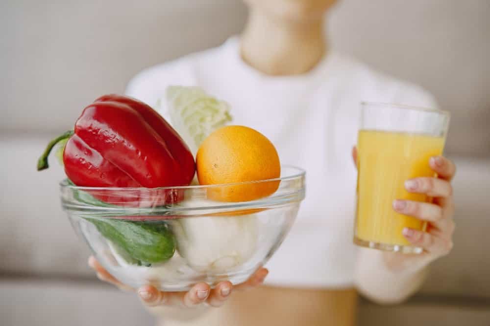 Alimentazione: cosa mangiare e cosa bere per sgonfiare le gambe