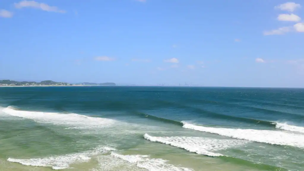 Kirra surfing