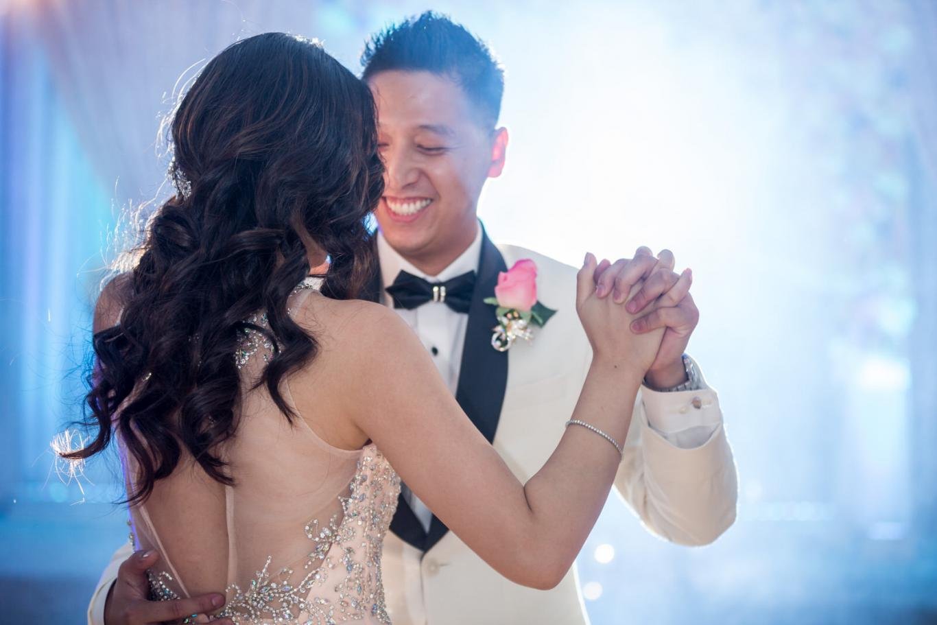 professional-uplighting-plube-lighting-wedding-dance-light-couple