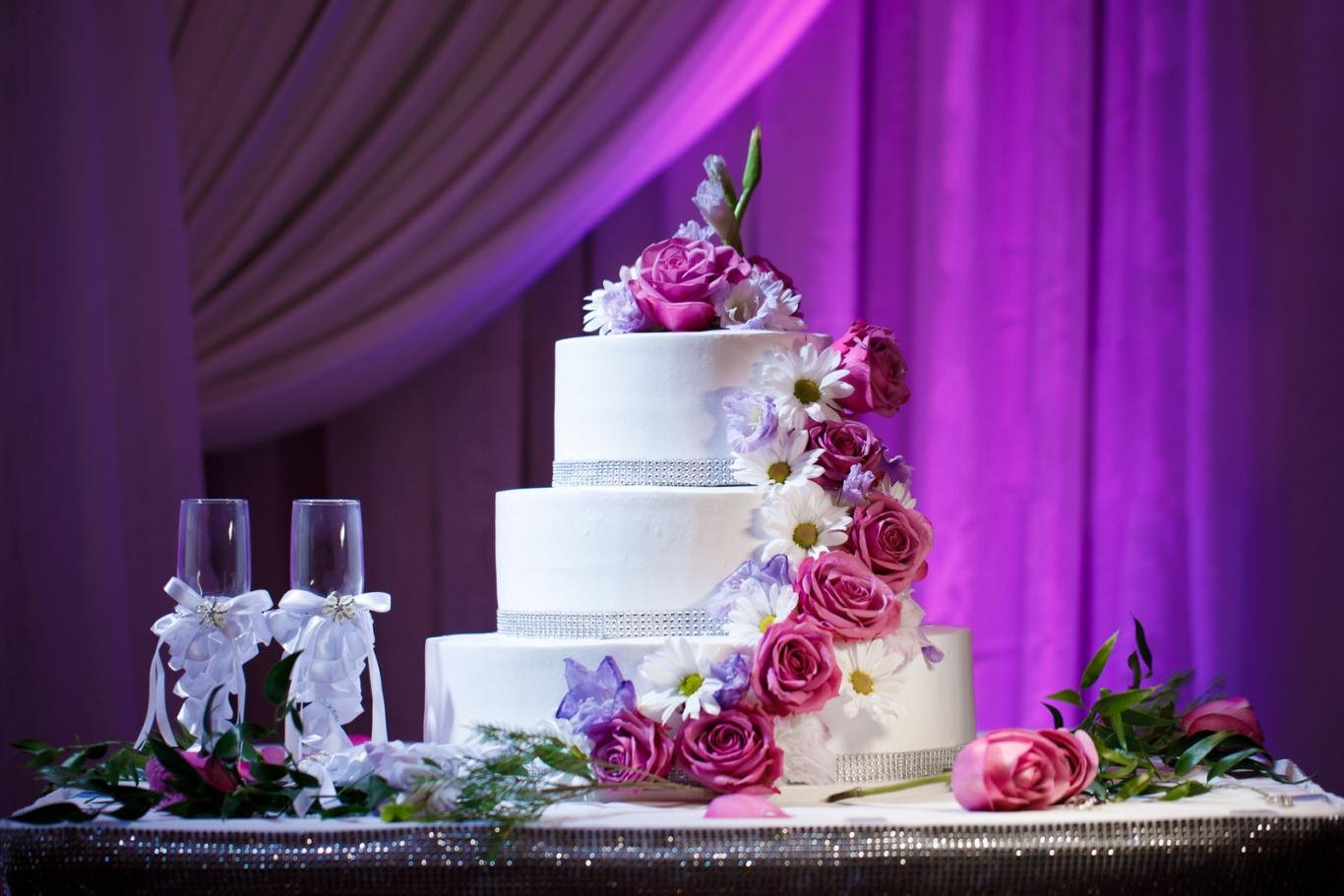 professional-uplighting-purple-lighting-wedding-cake-pinlight