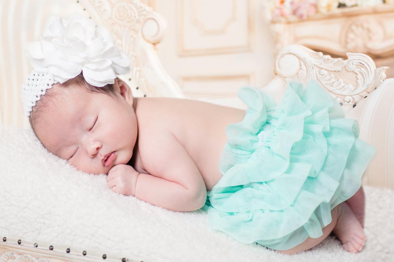 cinecrown baby photography sleeping baby on vintage chair