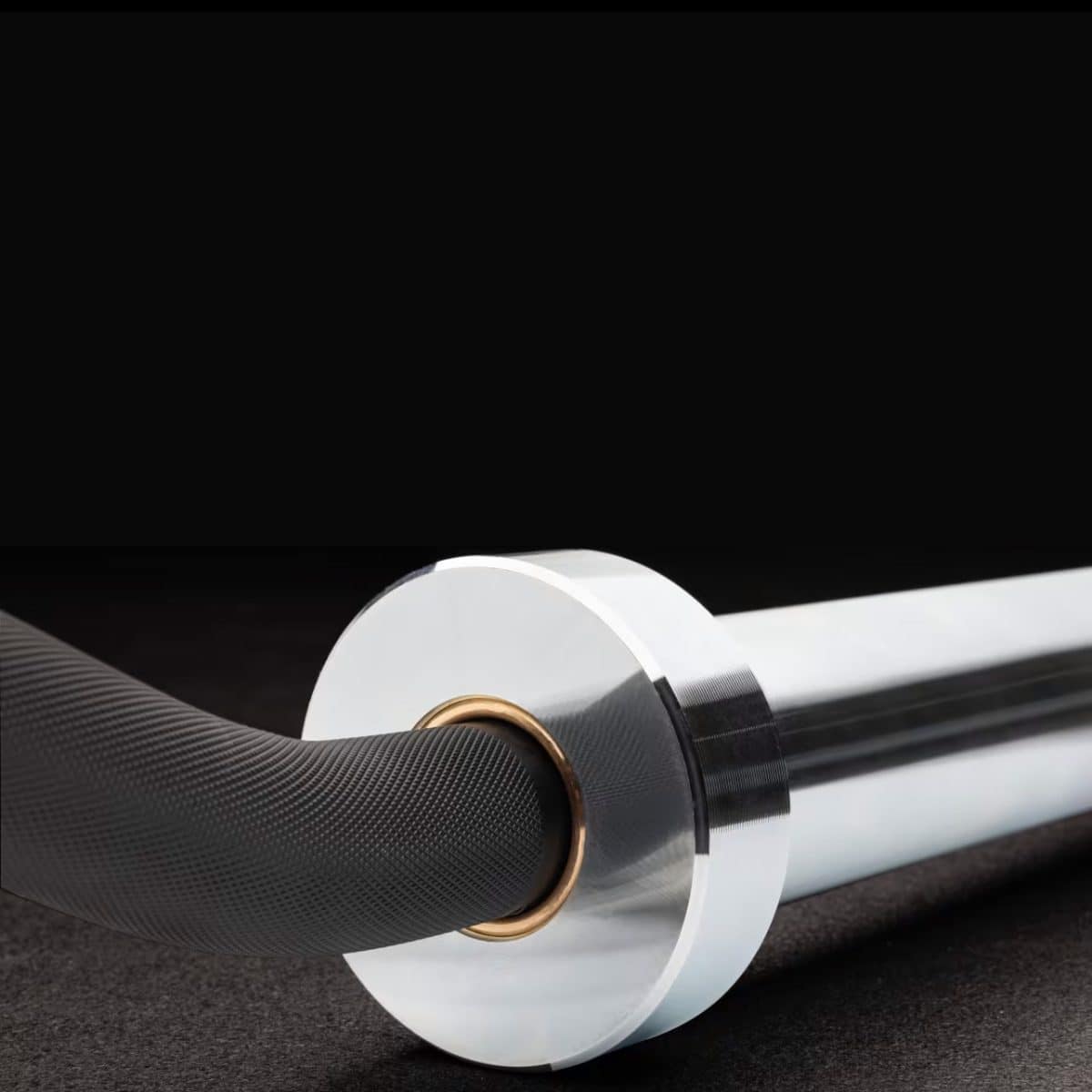 بار متعرج زجزاج أولمبي EZ Curl وزن 11.5 كجم طول 142 سم XFORCE OK5004-3