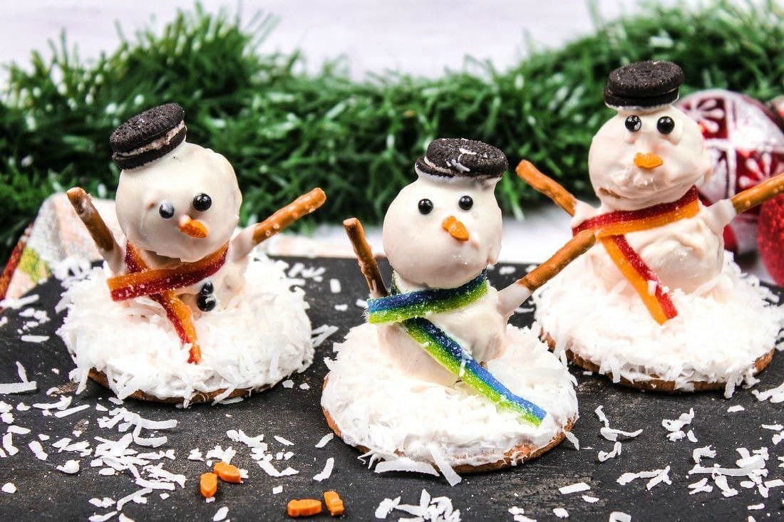 Cute no-bake melting snowman cookies made with marshmallows and icing