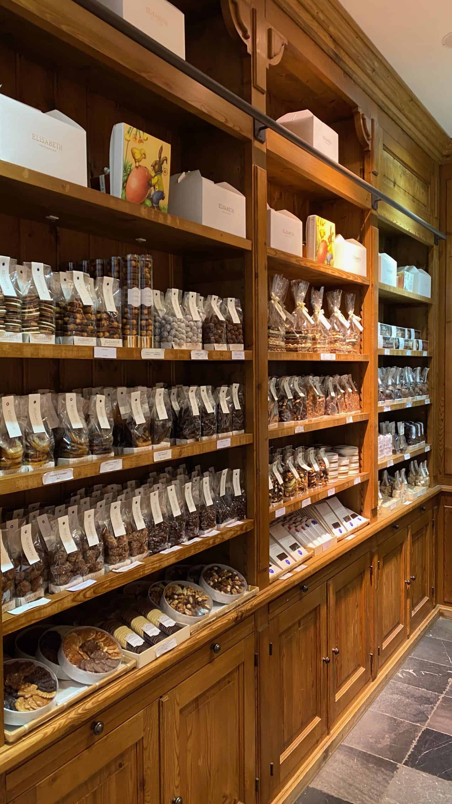 best-chocolates-in-brussels Elisabeth shop with chocolate displays. Perfectly packaged for easy transport