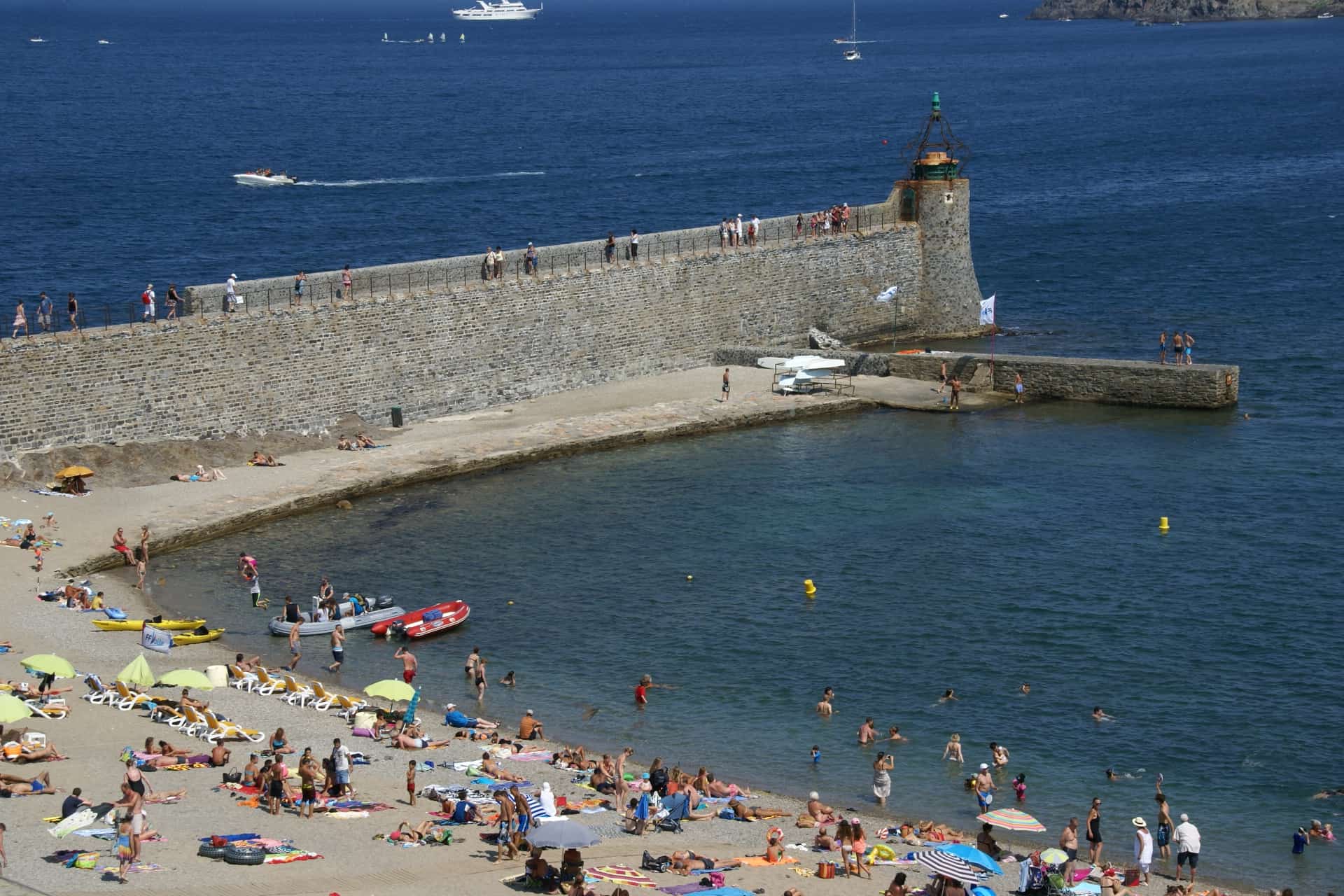 In this Collioure guide we discuss that it can be very hot and busy during the high season