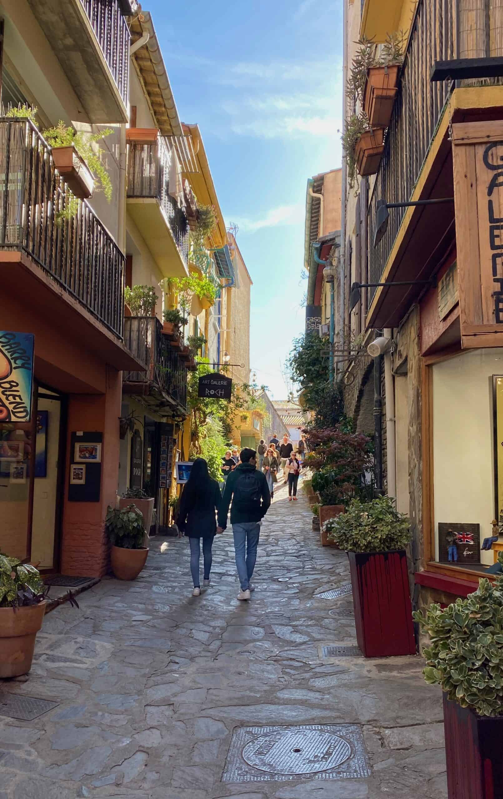 Cobblestone streets. In this Collioure guide we recommend good walking shoes.