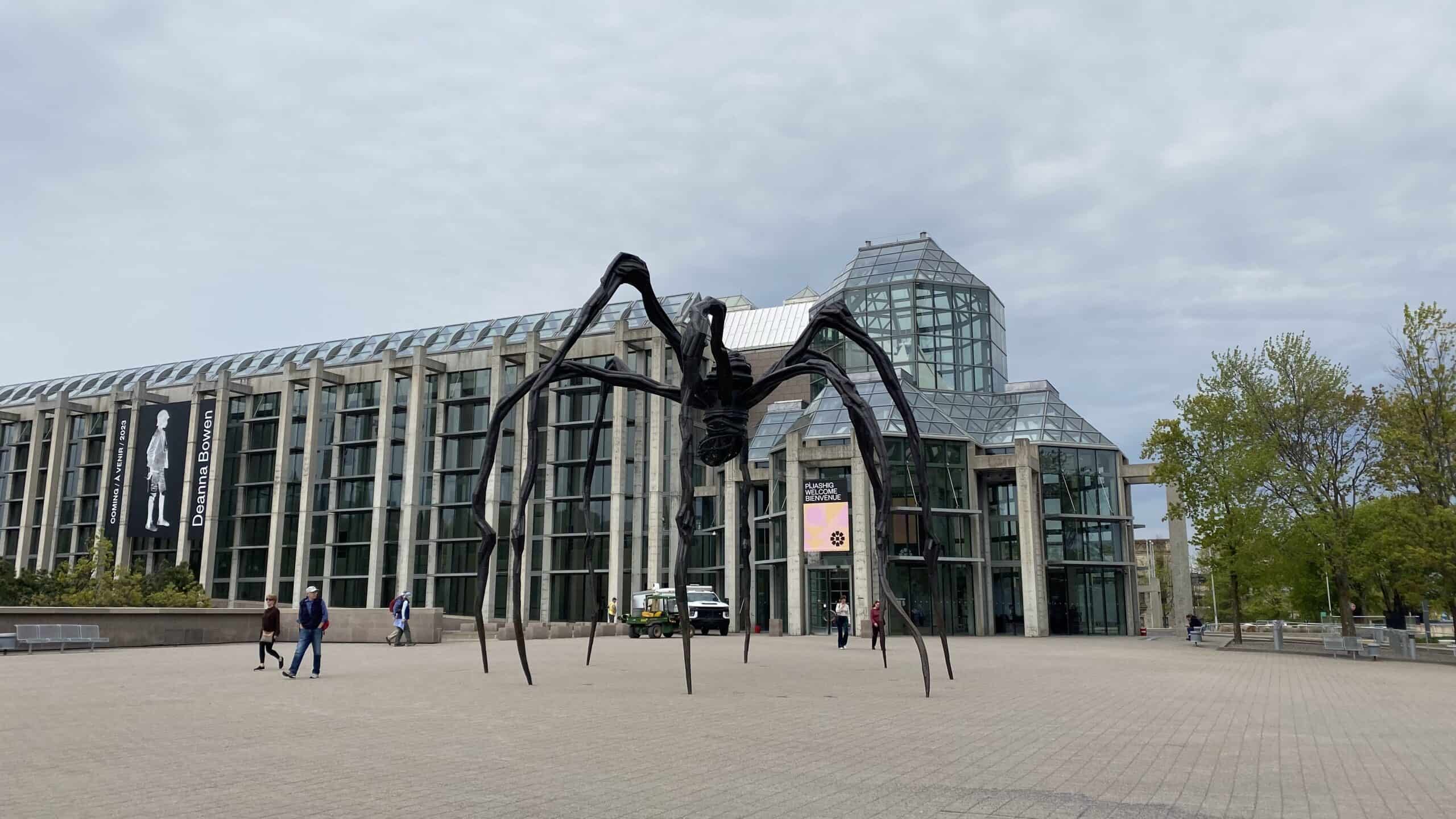 Maman - the enormous spider in front of the National Gallery