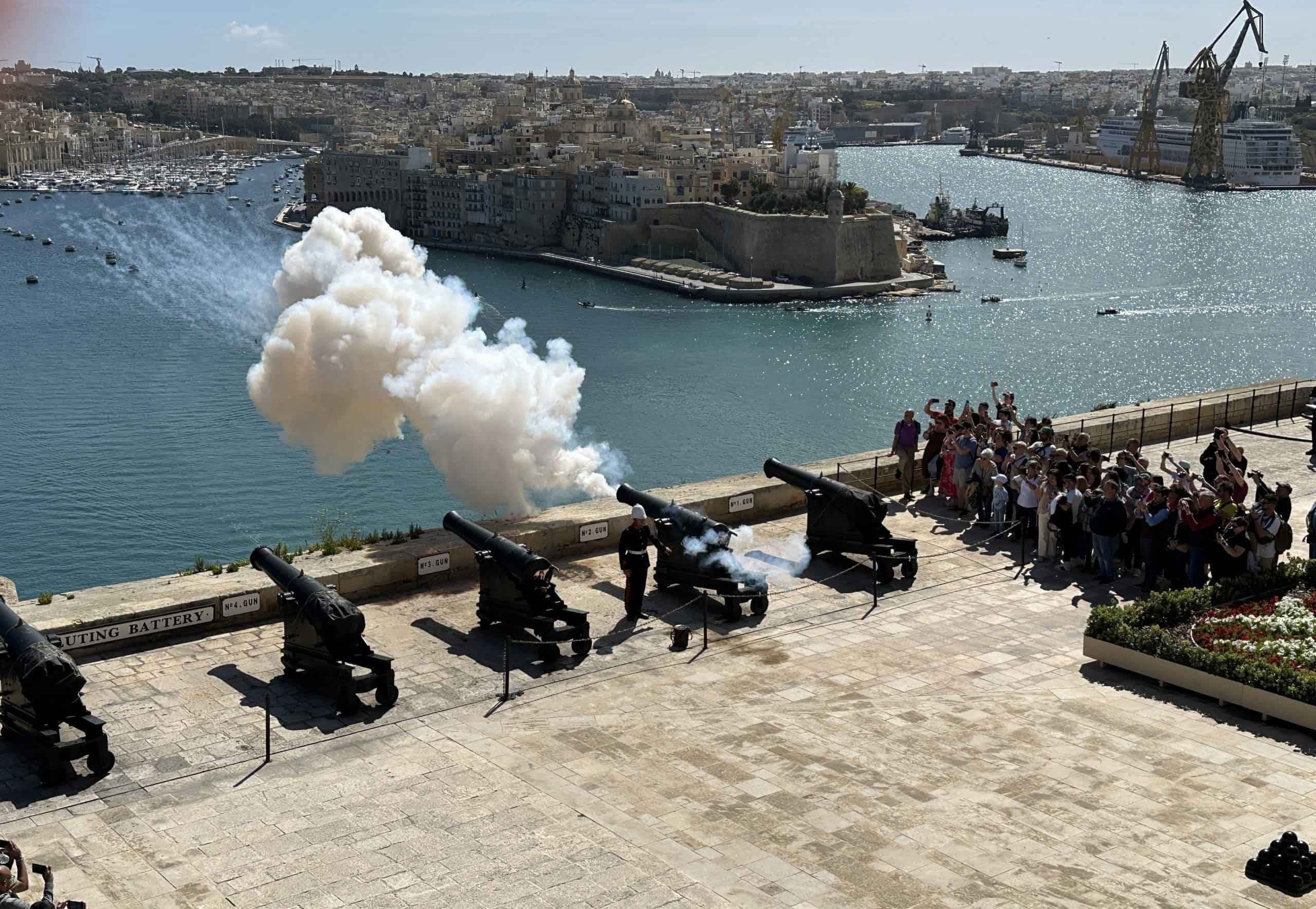 Saluting battery