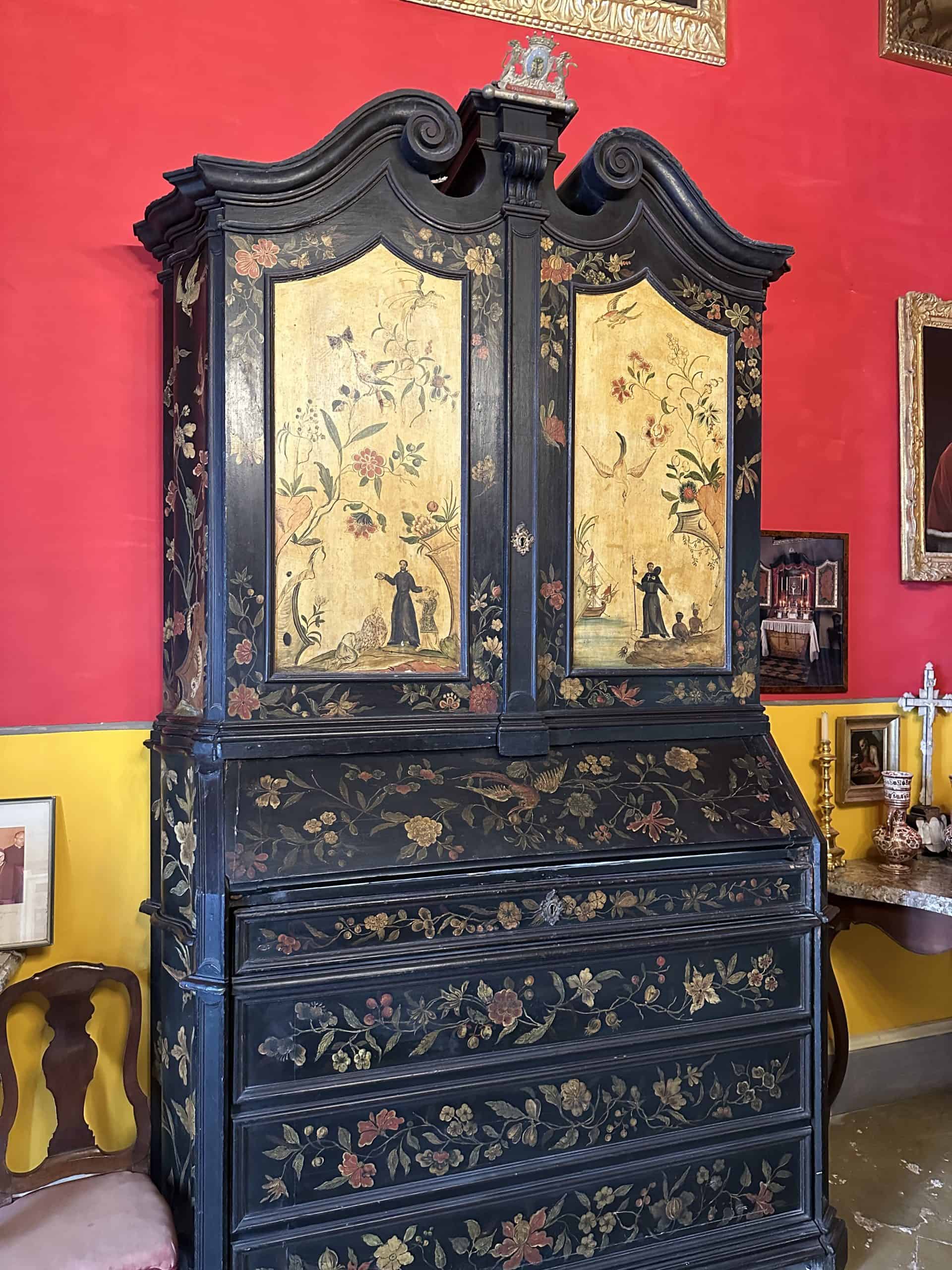 Lacquer bureau