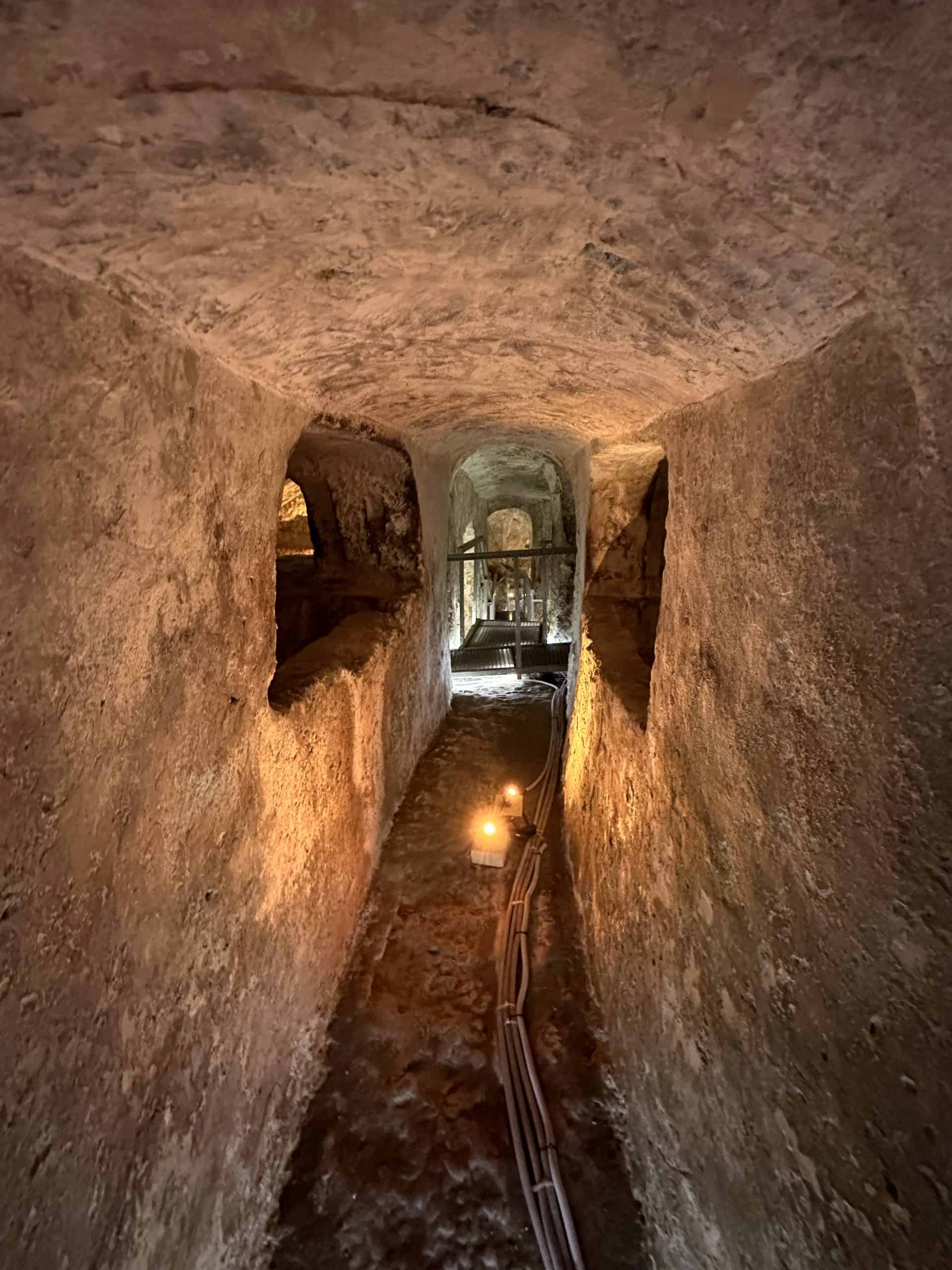 Long tunnels in the catacomb