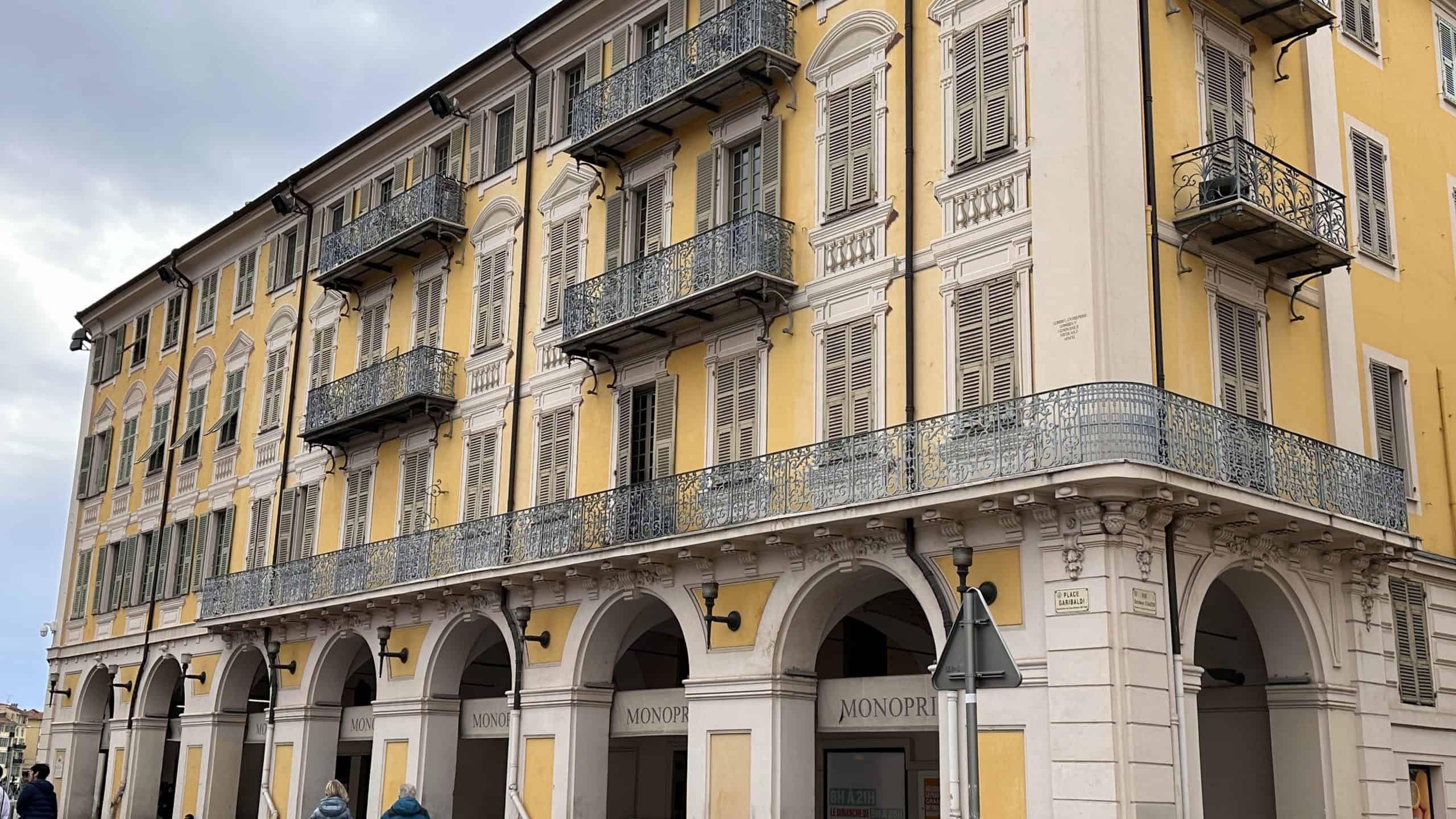 Building with 3D windows drawings