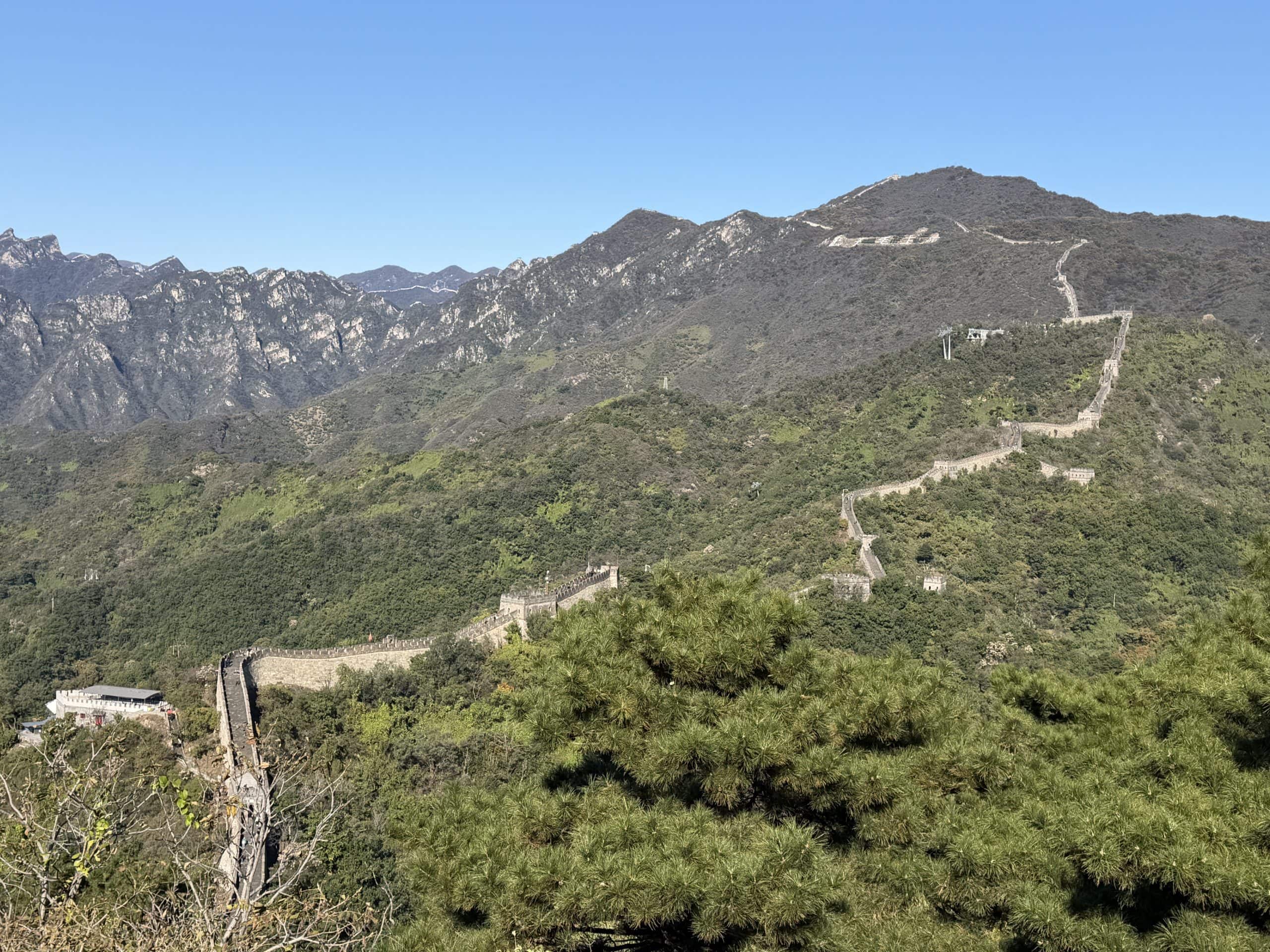 The expansive wall structure