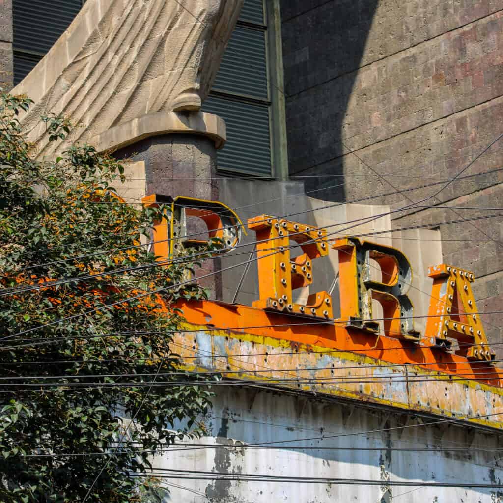 Travelers viewing iconic CDMX landmarks during a Food Hood Tours ride