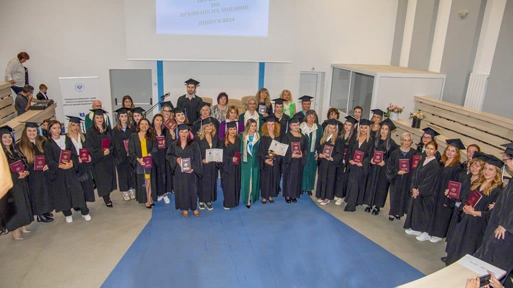 FOZ vrachi diplomi na 107 absolventi ot Vipusk 2024, obshta snimka 1