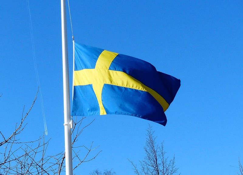 Svensk flagga på halv stång