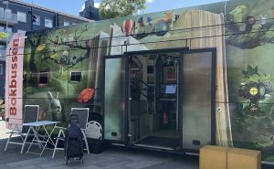 Bokbussen som parkerar i Gårdsten centrum på lördagar