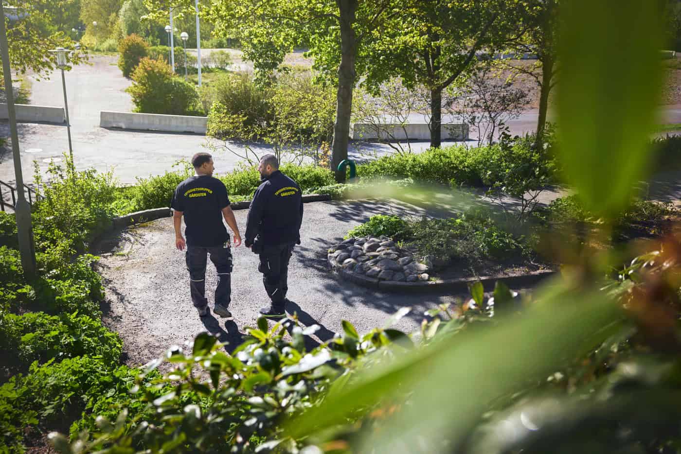 På bilden visas två trygghetsvärdar i Gårdsten som är ute och ronderar