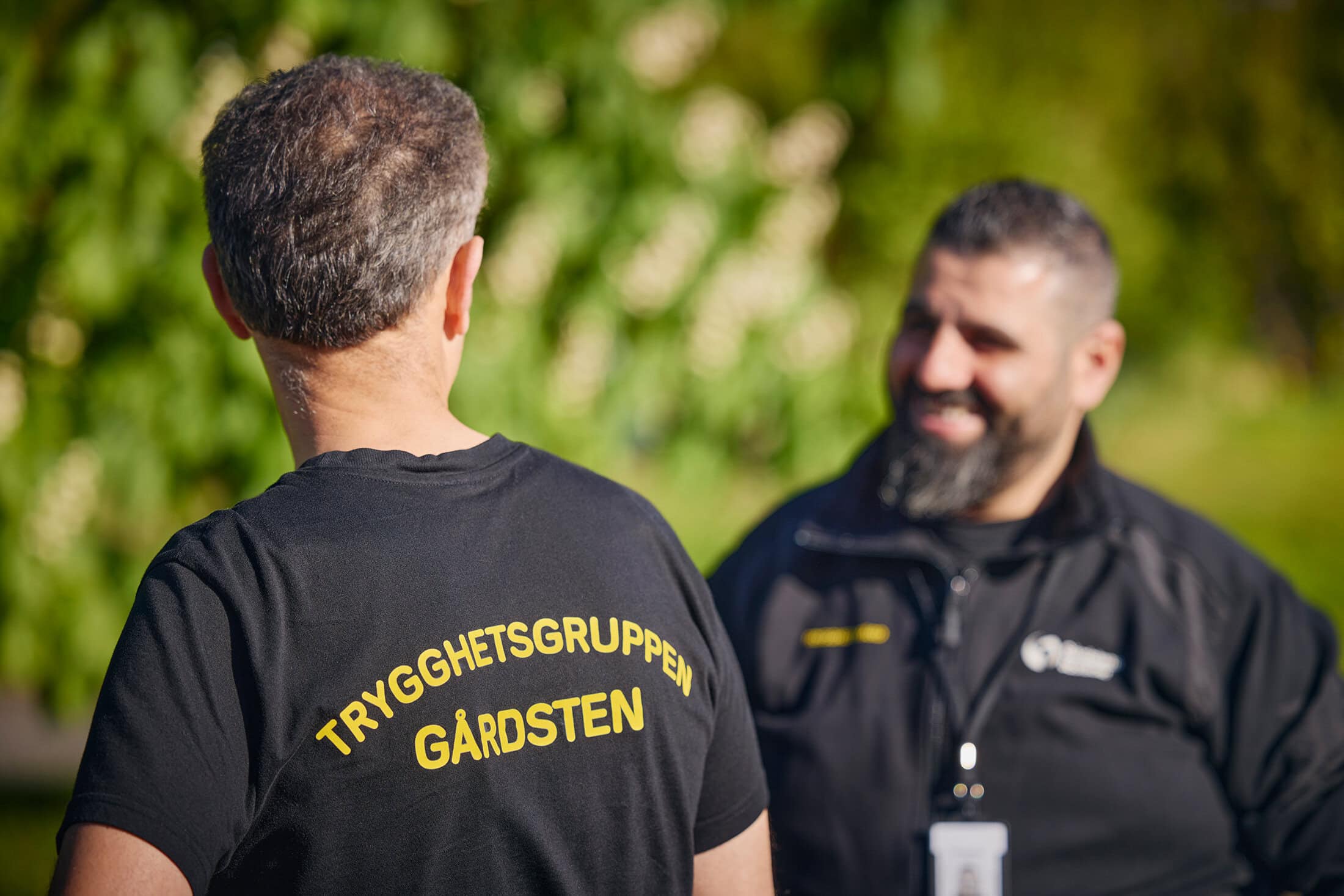 Bild på två killar från Gårdtensbostäders trygghetsgrupp