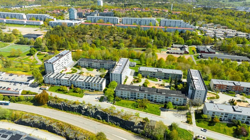 En flygbild över Gårdsten där du ser delar av västra och östra Gårdsten