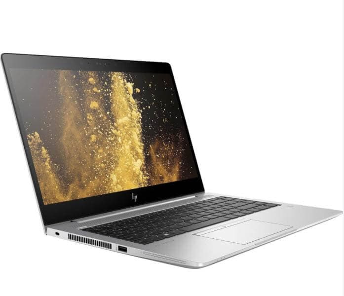 Laptop HP con pantalla brillante y teclado en buen estado.