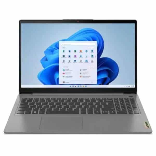 Laptop con Windows 11, pantalla abierta, teclado y touchpad visible.