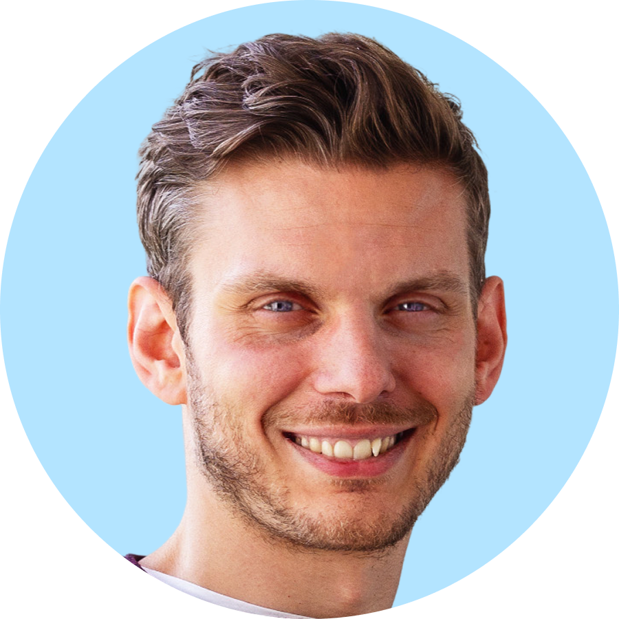 Kommunikations-Experte Tobias lächelt in die Kamera