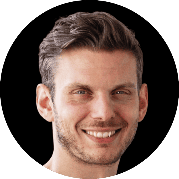 Tobias Roppelt lächelt in die Kamera.