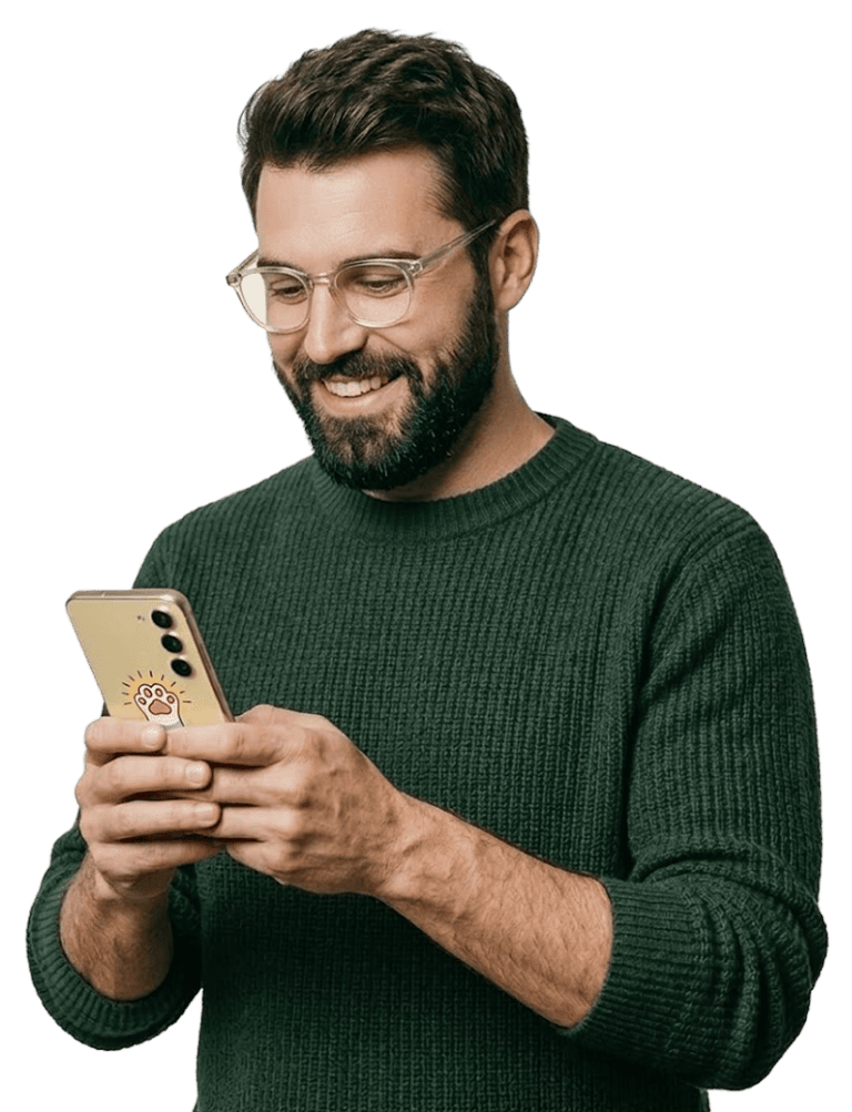 Ein Mann mit der 30 start auf sein Handy und lächelt.