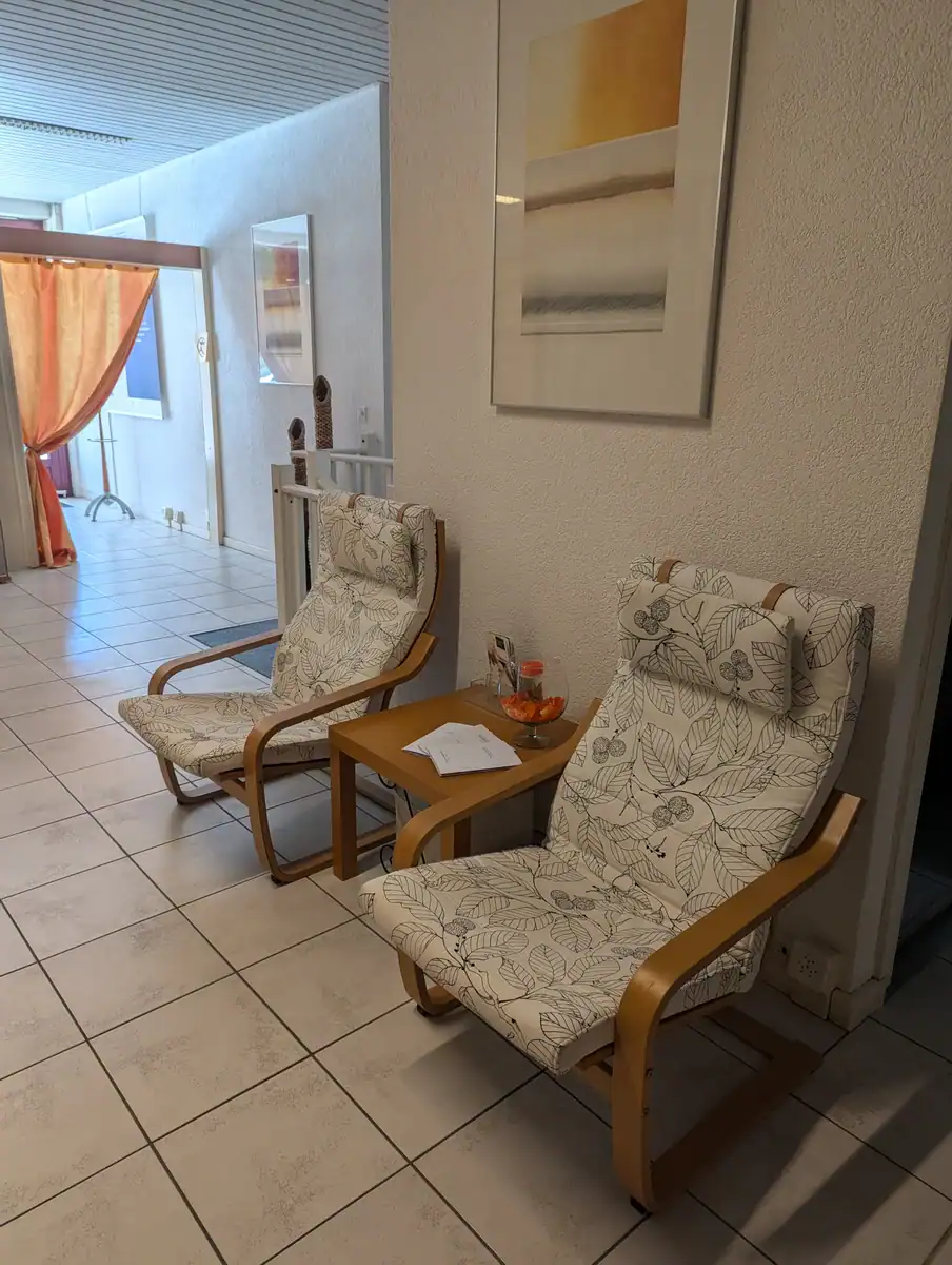 Salle d’attente calme et confidentielle du cabinet à Genève