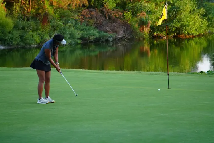 recruiting advice from a college golfer sinking putt