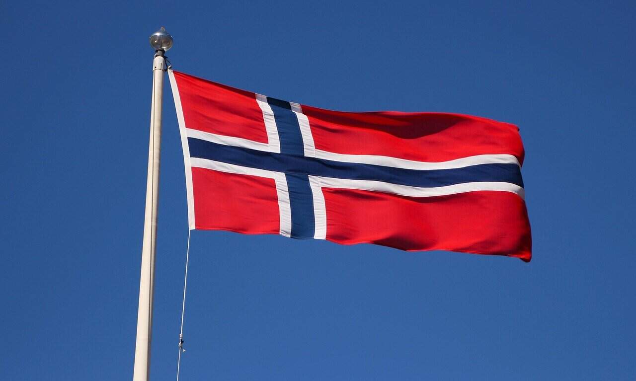 A Norwegian flag blowing in the wind, reflecting on lessons learned living in Norway