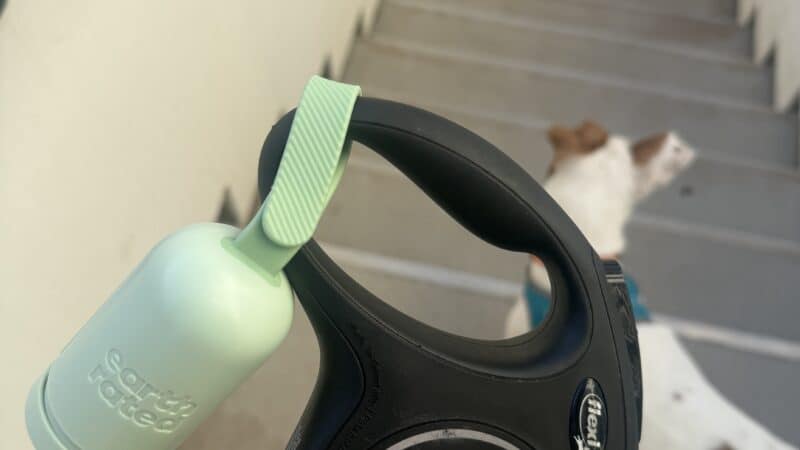 disposable bag dispenser with leash for dog walks
