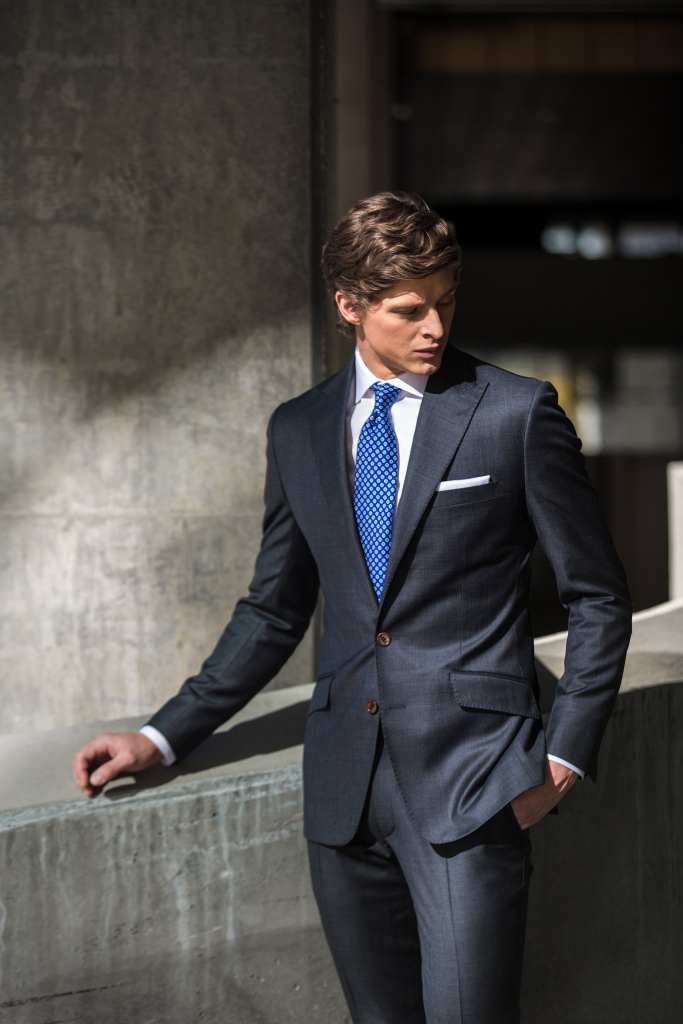 Professional men's business suit in navy with tailored fit and classic style. Perfect for corporate.