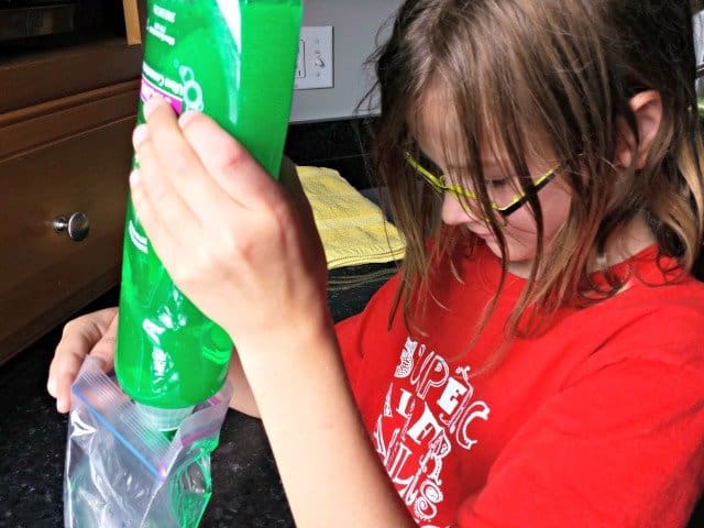 Making a homemade ice pack