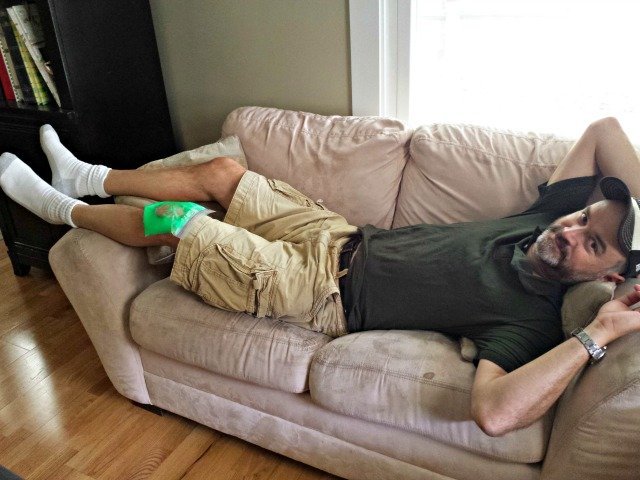 Painful knees are fixed with a homemade ice pack