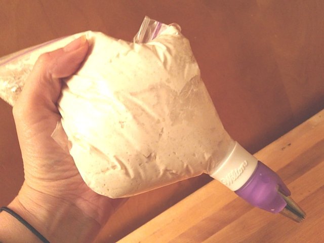 Fill bag with cinnamon whipped cream
