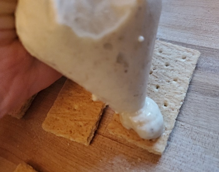 Pipe banana custard
