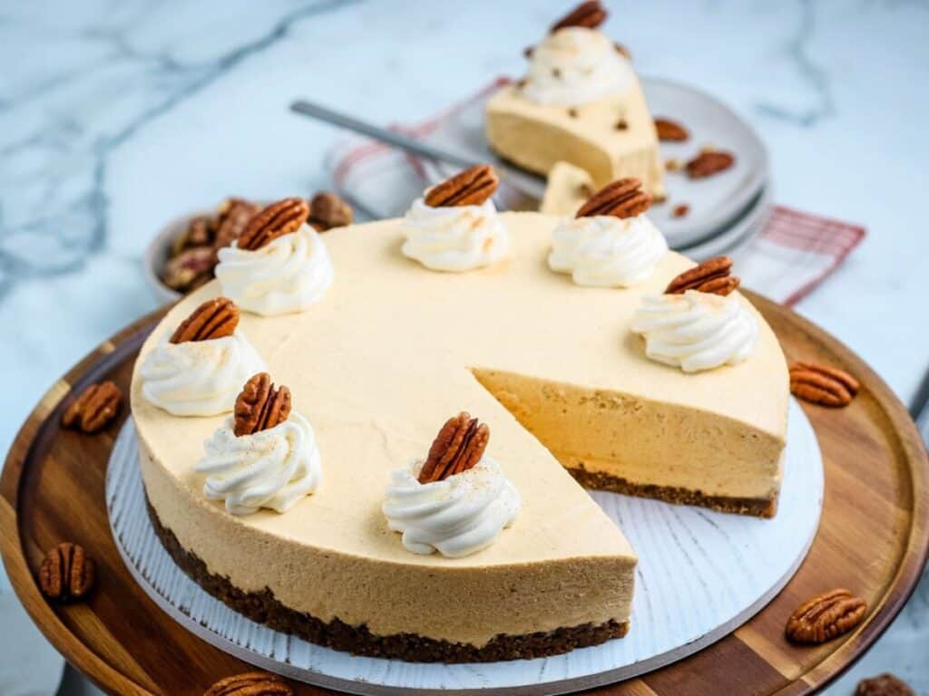 Image shows no bake pumpkin cheesecake served.