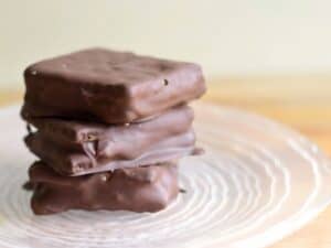 Image shows plate of yummy knockoff Girl Scout smores cookies.