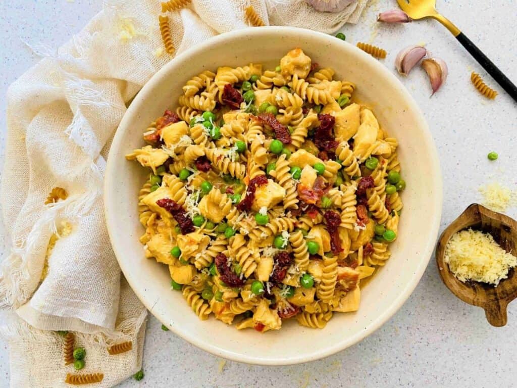 Image shows delicious slow cooker chicken alfredo.
