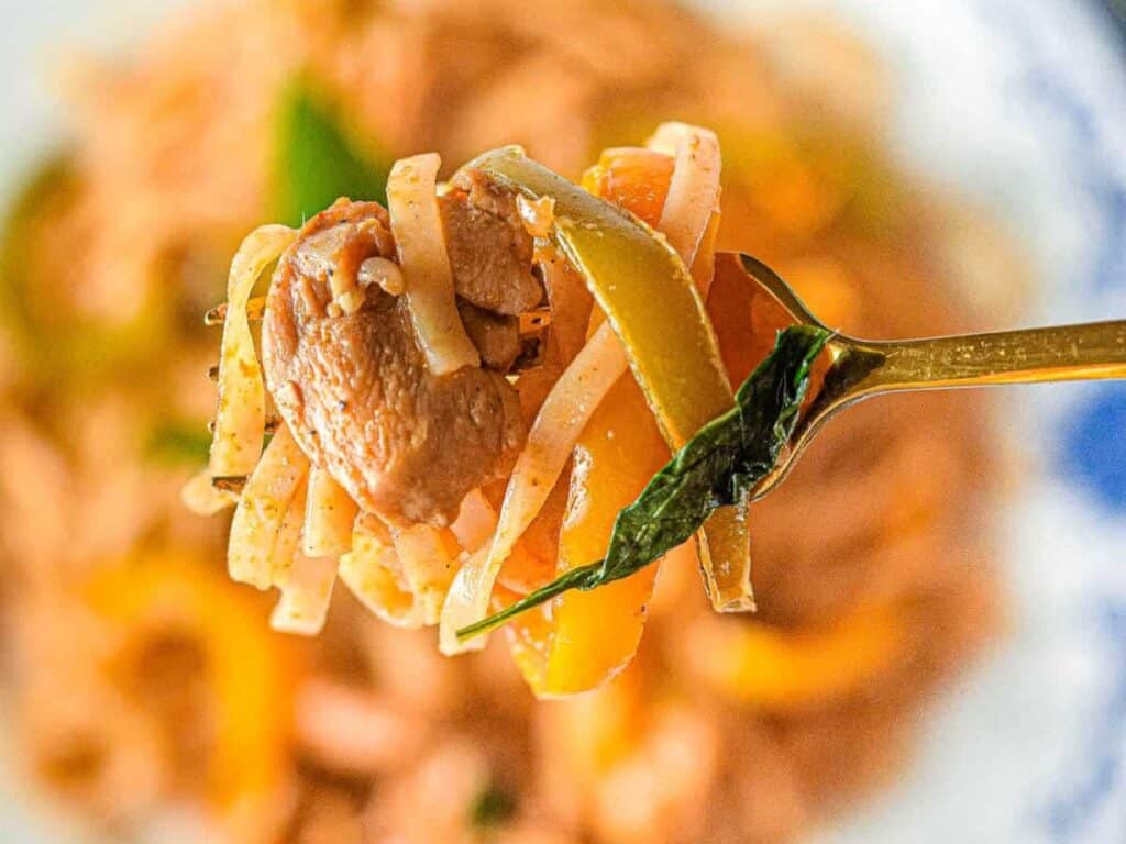 Image shows delicious pad kee mao with chicken.
