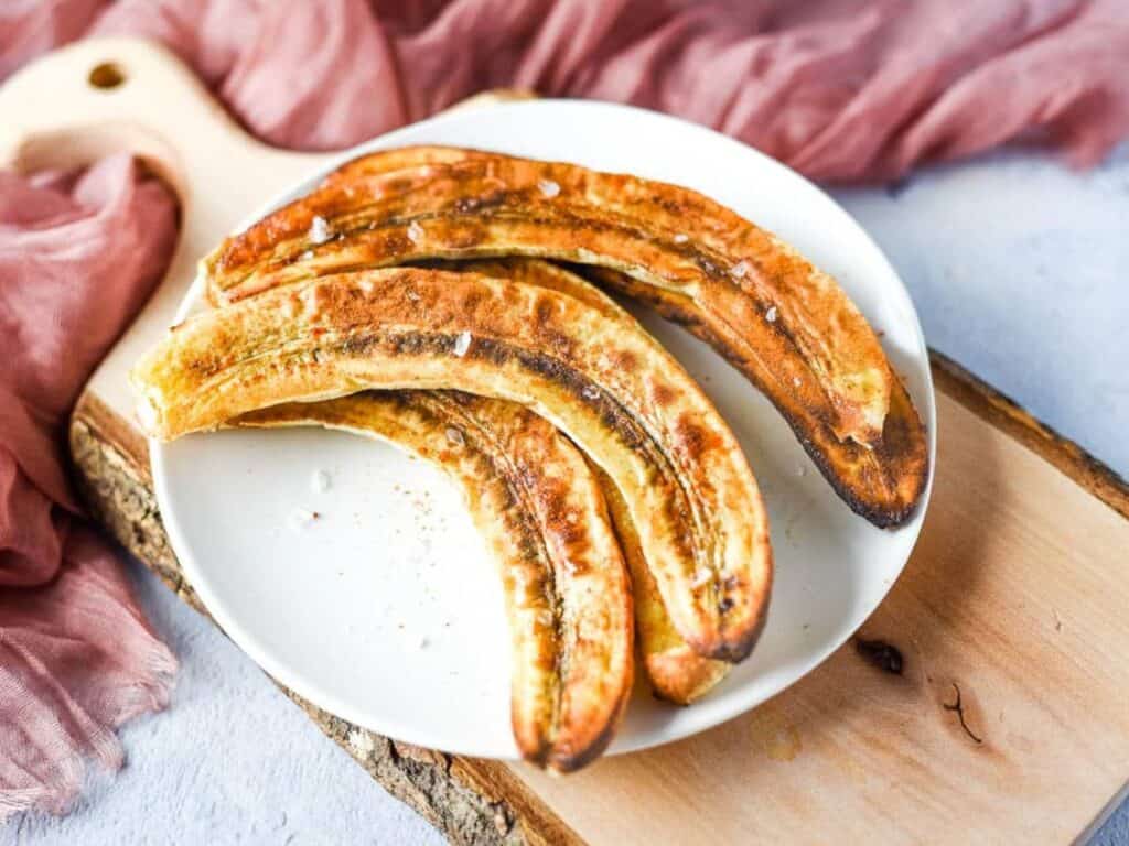 Image shows easy to make air fryer bananas with cinnamon.