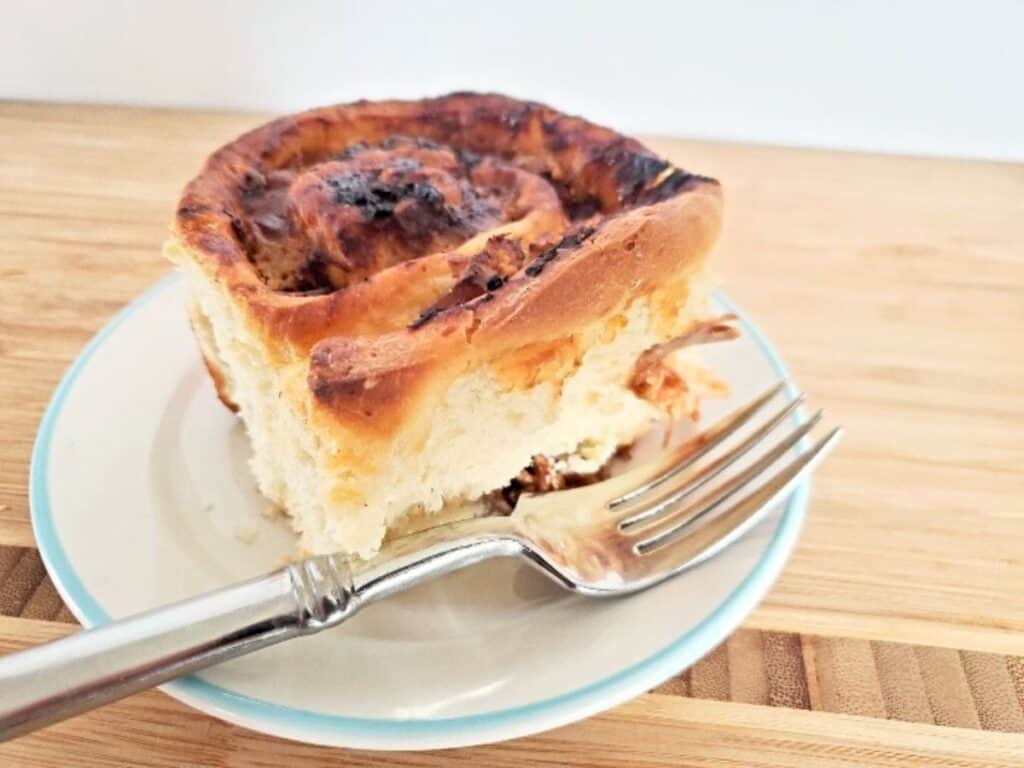Image shows amazing BBQ pulled pork cinnamon roll recipe.