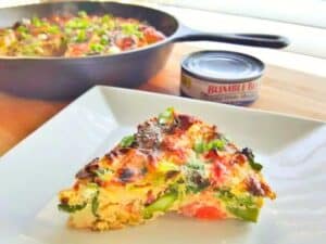 Image shows easy to make niçoise dinner omelet.