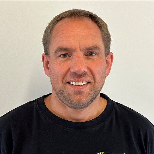Hvid person, mand smilende, portræt, professionelt, mandlig, ansigt, vinkel.