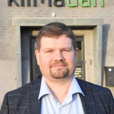 Menneskeforsker foran Humano firmafacade i København.