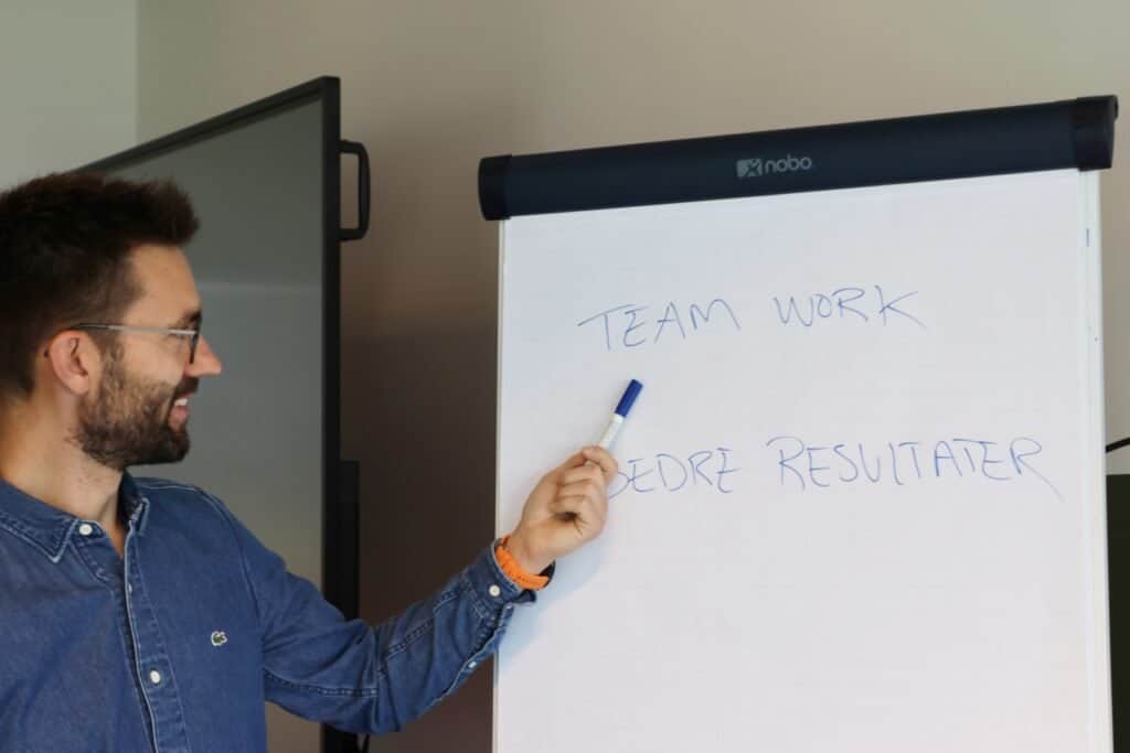 Optisk erfaring, der illustrerer teamwork og resultatorientering i en professionel arbejdsramme.