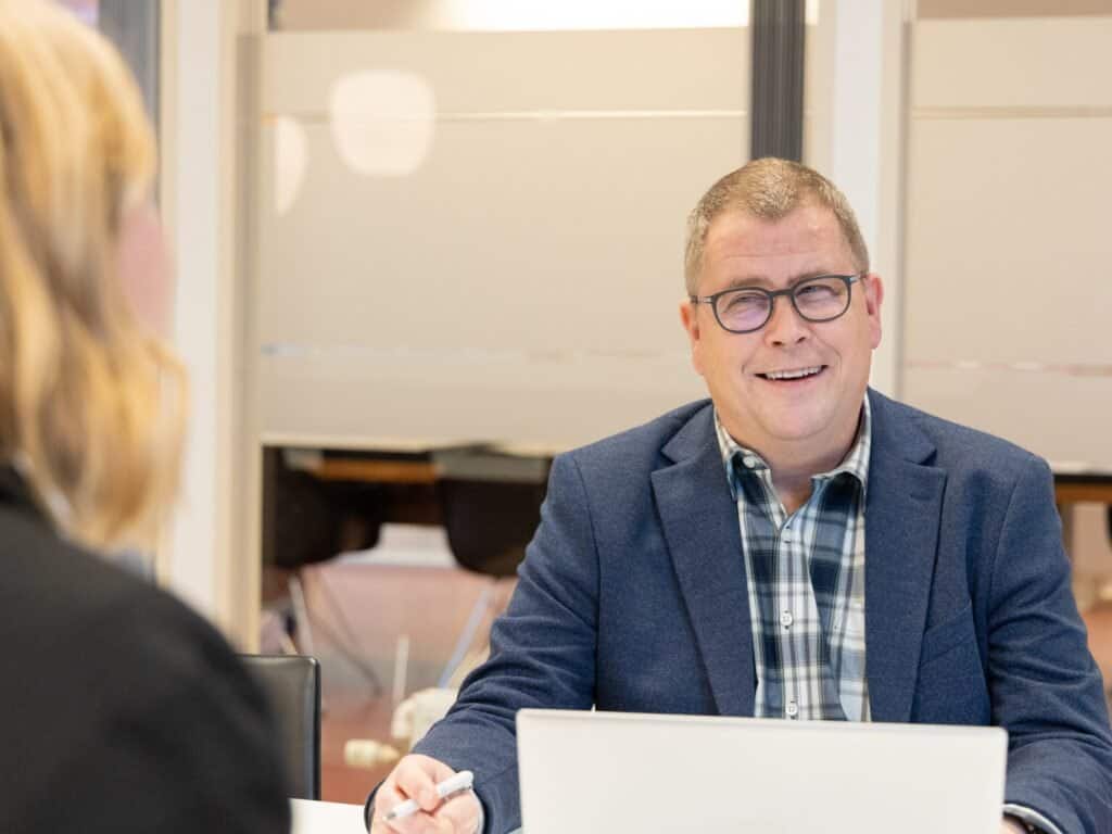 Kunde i samtale med professionel, rådgivning, forretningsmøde, professionel, medarbejder.