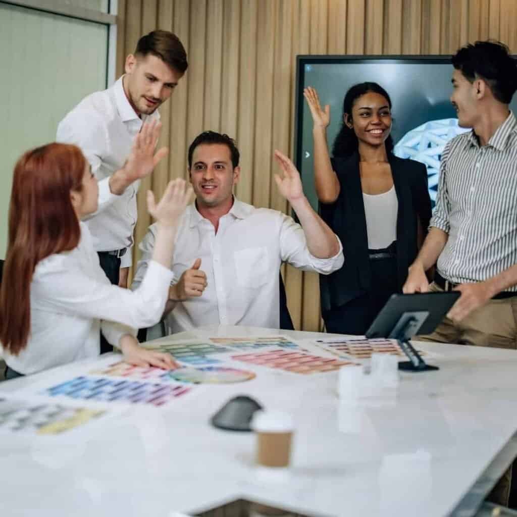 Dynamisk team review i mødelokale, samarbejde og innovation i fokus.