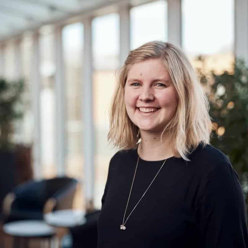 Humano, profilbillede af smilende kvinde i moderne kontormiljø, business og professionelle ansigt.